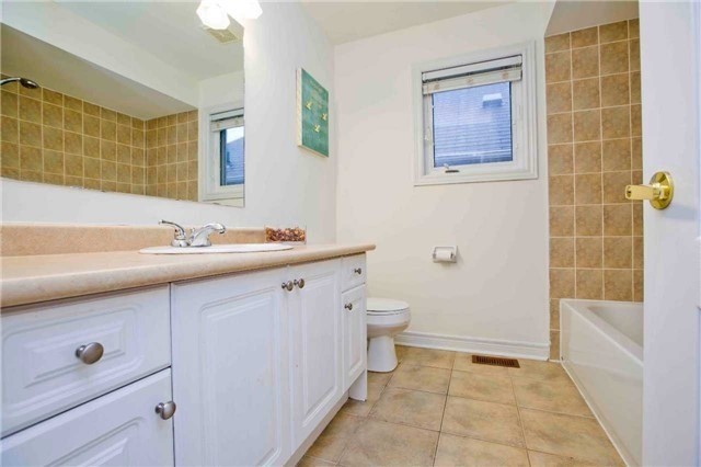 Rent Detached N5093365