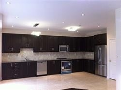 Rent condo in N5436139